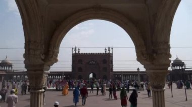 DELHI, INDIA - 11 Mart 2019: eski Delhi 'deki bir kemer tarafından çerçevelenmiş jama mescidi girişi