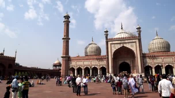 DELHI, INDIA - 11 maart 2019: een panning shot van de voorkant van de jama masjid moskee in oude Delhi — Stockvideo