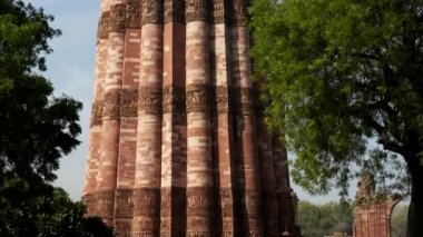 DELHI, INDIA - 12 Mart 2019: Qutub minar kulesinin yakın çekim görüntüsü