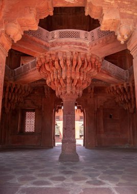 FATEPHUR SIKRI, Hindistan - Mart 27, 2019: Agra yakınlarındaki Diwan-i-Khas sarayının ünlü oyma taş sütunu geniş çekim