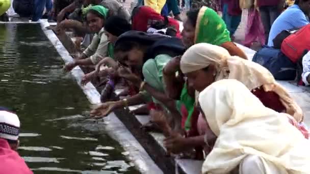 印度德里- 2019年3月11日：关闭在贾马清真寺洗浴的女朝拜者 — 图库视频影像