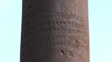 DELHI, Hindistan - 12 Mart 2019 Qutub Minar 'daki demir sütuna oyma