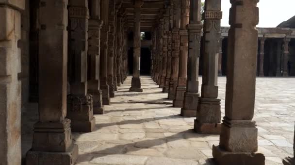 DELHI, INDIA - 12 DE MARZO DE 2019: caminando a lo largo de una columnata en las ruinas de qutub minar en Delhi — Vídeo de stock