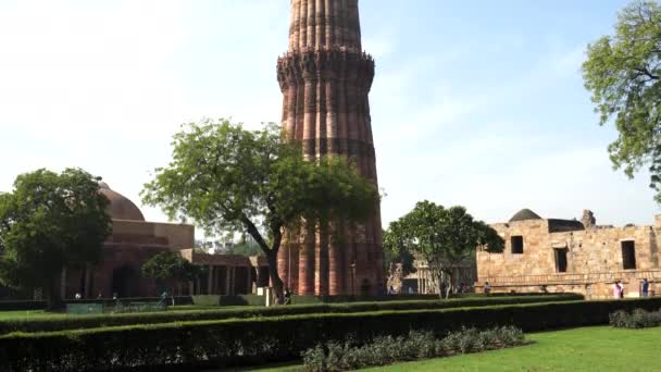 DELHI, ÍNDIA - Março 12, 2019: um ângulo largo inclinar-se tiro do minar qutub histórico — Vídeo de Stock