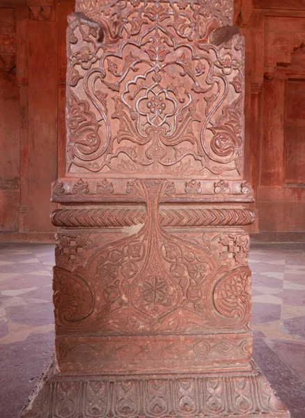 FATEPHUR SIKRI, INDE - 27 MARS 2019 : base de la colonne de pierre centrale sculptée dans le palais des diwan-i-khas — Photo