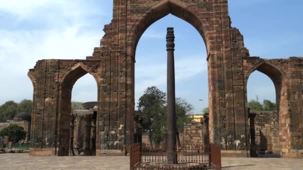 Delhi India March 2019 Ідучи Древнього Залізного Стовпа Qutub Minar — стокове відео