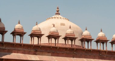 Fatephur Sikri 'deki Jama Mescidi Camii' nin tepesindeki kubbeler.