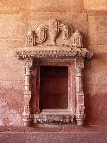 FATEPHUR SIKRI, Hindistan - Mart 27, 2019: Eski bir Hint sarayının penceresi — Stok fotoğraf