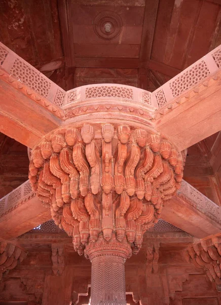 FATEPHUR SIKRI, INDIA-MARCH, 27, 2019: zblízka vyřezávaný centrální kamenný sloup v Diwan-i-khas paláci — Stock fotografie