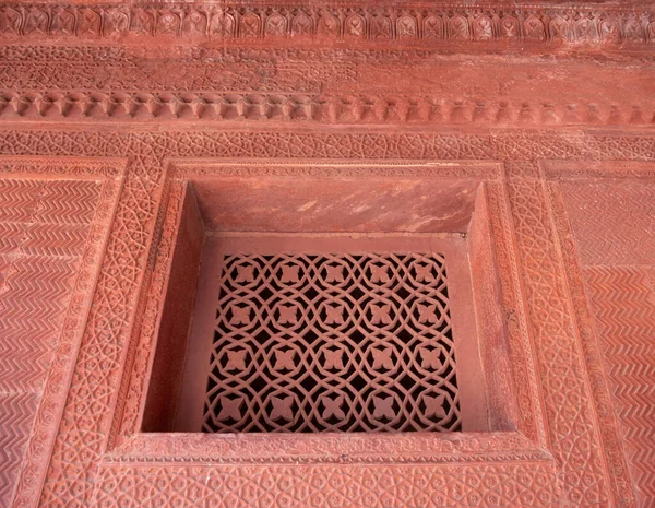 SIKRI DO PAI, ÍNDIA-MARÇO, 27, 2019: grade de janela de pedra esculpida intrincada em um palácio mughal antigo — Fotografia de Stock