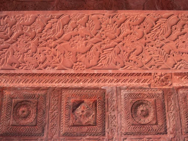 FATEPHUR SIKRI, INDIA- MARZO, 27, 2019: un diseño decorativo adornado en una pared de palacio —  Fotos de Stock