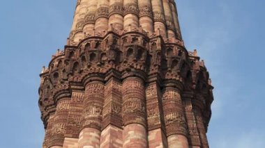DELHI, INDIA - 12 Mart 2019: Delhi 'deki Qutub Minar Kulesi' nin balkon detaylarını kapatın