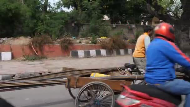 DELHI, INDIA - 12 ΜΑΡΤΙΟΥ 2019: 4K 60p κλιπ ανθρώπου σε ποδήλατο που μεταφέρει ατσάλινες μπάρες στο Δελχί — Αρχείο Βίντεο