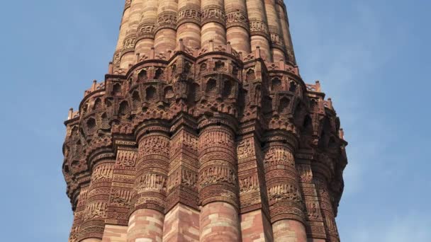 DELHI, INDE - 12 MARS 2019 : gros plan d'un détail de balcon sur la tour des mineurs de la baignoire à delhi — Video