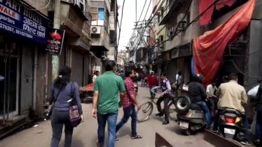 DELHI, INDIA - 11 Mart 2019: eski Delhi 'de Chandni Chowk Caddesi boyunca yürüyen gimbal Steadicam klibi