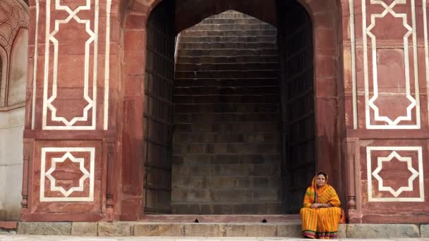 DELHI, INDE - 12 MARS 2019 : Une Indienne assise sur les marches du tombeau Humayuns à Delhi — Video