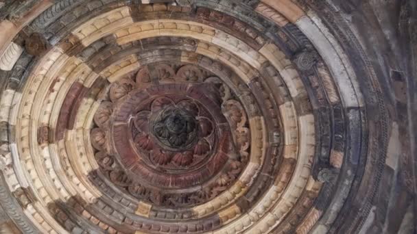 DELHI, INDE - 12 MARS 2019 : décoration de plafond à l'intérieur d'un bâtiment du complexe minar de la baignoire à delhi — Video