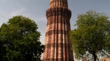 DELHI, INDIA - 12 Mart 2019: Delhi 'deki antik qutub minar kulesinin vidyosunu yavaşça kaldır