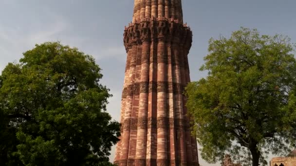 DELHI, INDIA - 2019. március 12.: Delhiben, az ősi kádas minitorony felhajtható csipesze — Stock videók