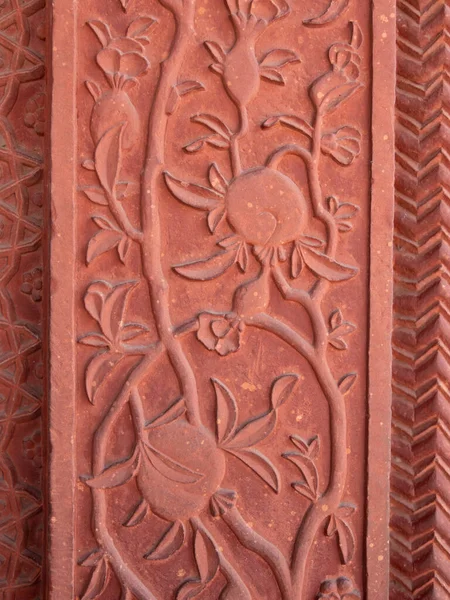 FATEPHUR SIKRI, INDIA- MÁRCIUS, 27, 2019: egy gyümölcs- és levelek design a falon egy ősi mogul palota közelében agra — Stock Fotó