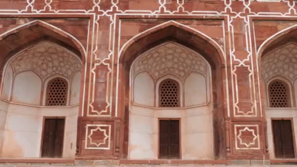 DELHI, INDIA - MARCH 12, 2019: a 4K 60p close pan of the front of humayuns tomb — Stock Video
