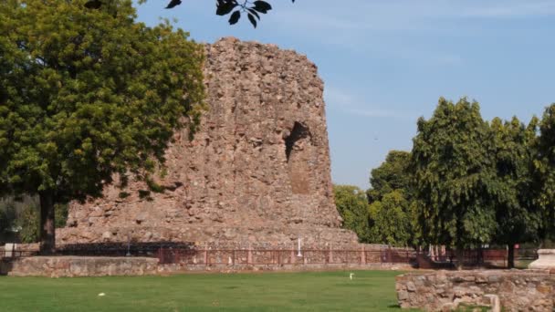 DELHI, INDIEN - 12. MÄRZ 2019: Ruinen des alai minar im qutub minar komplex in delhi — Stockvideo