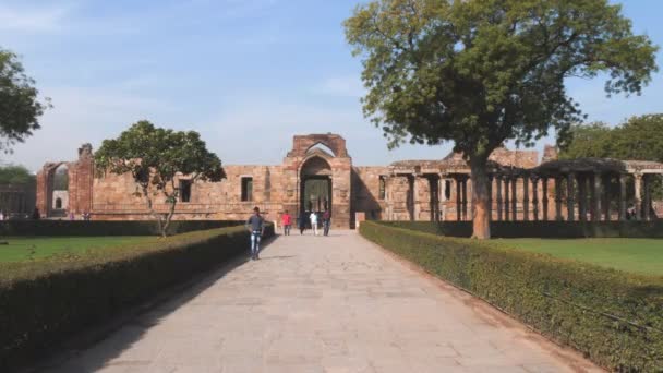 DELHI, INDIA - MÁRCIUS 12, 2019: ősi romok qutub minar komplex — Stock videók