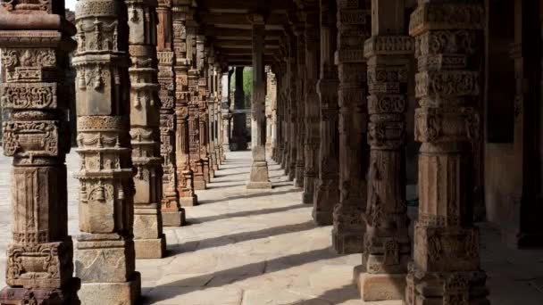 DELHI, INDE - 12 MARS 2019 : regarder le long d'une colonnade aux ruines du complexe minaire de la baignoire — Video