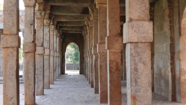 DELHI, INDE - 12 MARS 2019 : un zoom 4K 60p sur des colonnes dans des ruines du complexe minar de la baignoire — Video