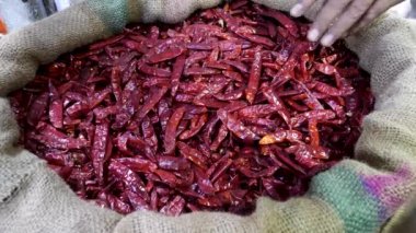 Bir müşteri Chandni Chowk baharat pazarından kurutulmuş kırmızı biber alıyor.