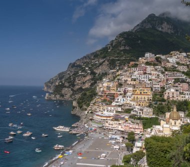 Pozitano köyü ve plaj bir yaz günü Alamfi sahilinde.