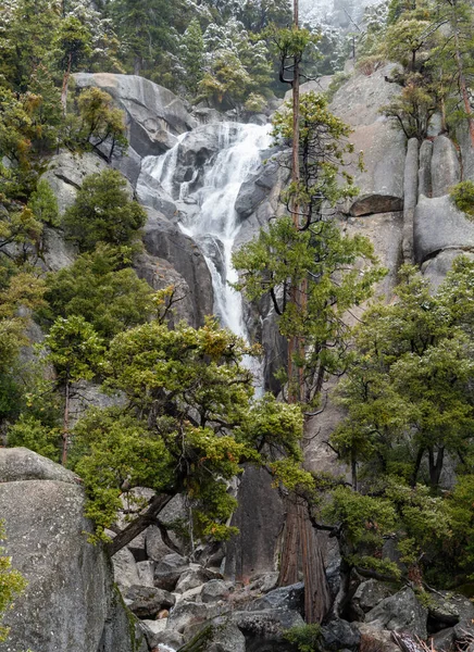 Tiro de inverno de uma pequena cachoeira no parque nacional de Yosemite na Califórnia — Fotografia de Stock