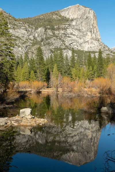 Vista del lago espejo y la cúpula norte en un día de invierno en el parque nacional de Yosemite en California — Foto de Stock