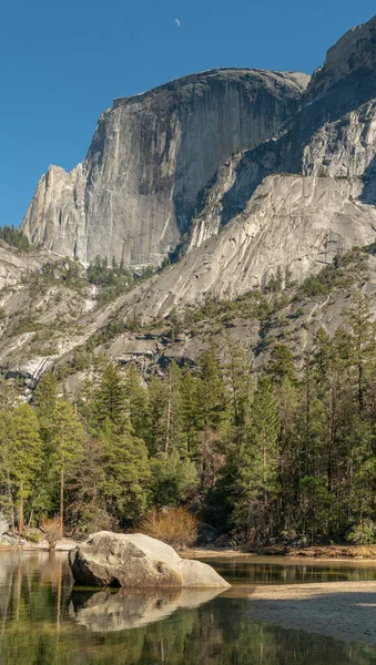 Winteraufnahme von Mirror Lake und Half Dome im Yosemite Nationalpark in Kalifornien — Stockfoto