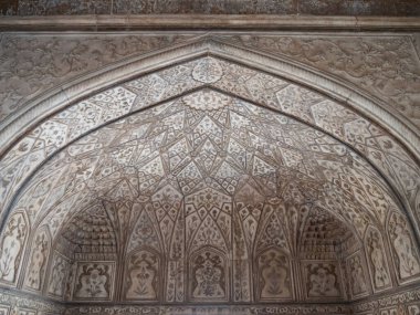 AGRA, Hindistan - 28 Mart 2019 - Kırmızı Kale 'deki Khas Mahal Sarayı' nda bir kemer