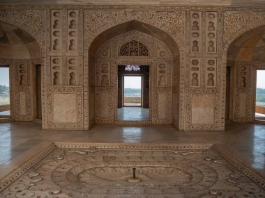 AGRA, Hindistan - 28 Mart 2019: Kırmızı Kale 'de bir Khas Mahal sarayı kapısı.