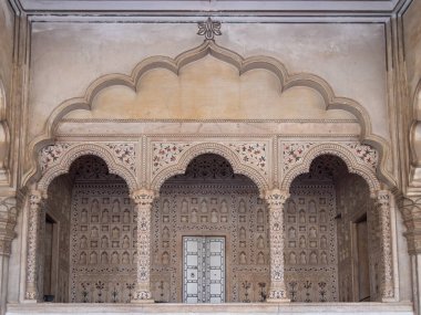 AGRA, Hindistan - 28 Mart 2019: Kırmızı Kale 'deki Khas Mahal Sarayı' ndaki sütunlar