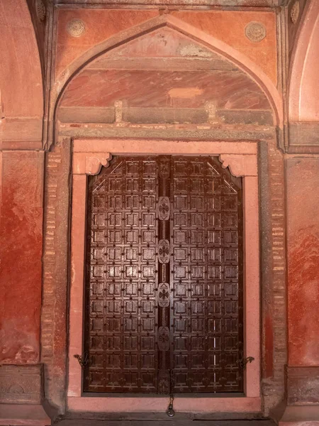 AGRA, INDIA - 28 MARZO 2019: un'antica porta di palazzo al forte rosso — Foto Stock