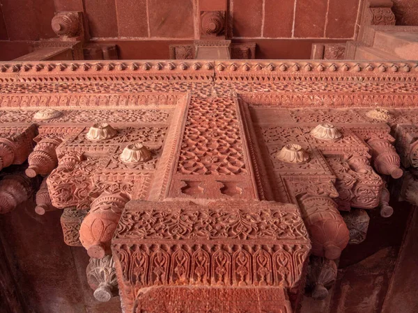 AGRA, ÍNDIA - 28 de março de 2019: numa coluna ornatamente esculpida de um palácio no forte vermelho — Fotografia de Stock