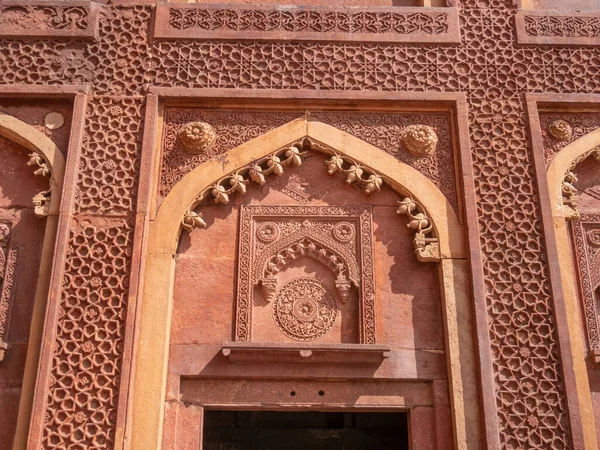 AGRA, ÍNDIA - 28 de março de 2019: uma porta ornatamente decorada no forte vermelho — Fotografia de Stock
