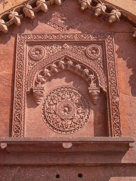 AGRA, INDIA - ΜΑΡΤΙΟΣ, 28, 2019: κοντά σε μια όμορφα διακοσμημένη πόρτα στο κόκκινο φρούριο — Φωτογραφία Αρχείου