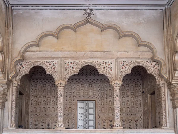 AGRA,インド- 2019年3月28日:赤砦のkhasマハル宮殿の列のパン — ストック写真