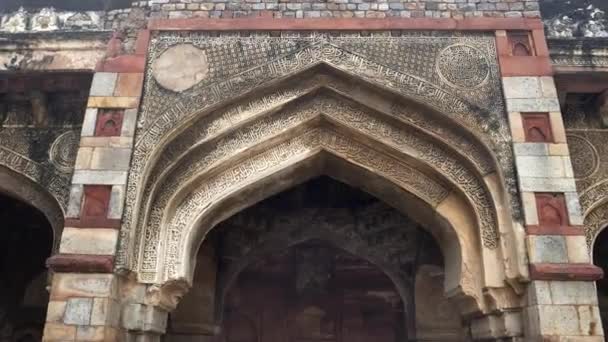 Γείρε ψηλά Gimbal πλάνο του μνημείου Bara Gumbad στο Δελχί, Ινδία — Αρχείο Βίντεο