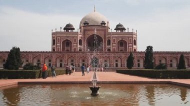 Delhi 'deki Humayuns Mezarlığı' ndaki çeşmenin 180p yavaş çekim görüntüleri.