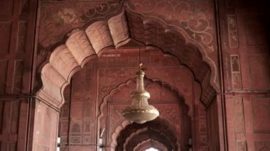 Delhi şehrindeki bir jama mescit avizesine yakınlaş.