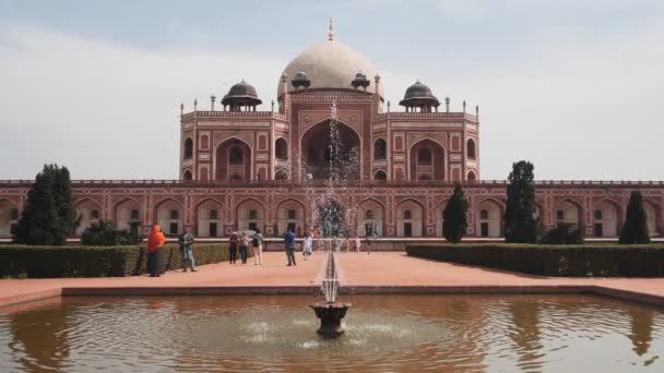 180p slow motion shot of the fountain at humayuns tomb in delhi — Stock Video