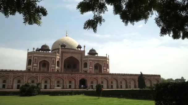 Morgen Schuss humayuns Grab gerahmt Bäume in neuen delhi — Stockvideo