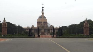 Delhi, Hindistan 'daki başkanlık binasının girişini yakınlaştır.
