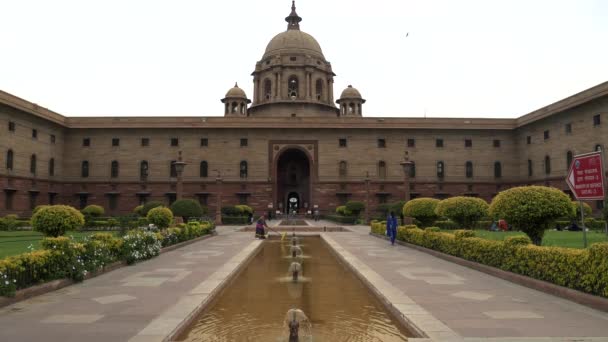 Vista exterior del edificio de defensa del ministerio en Nueva Delhi — Vídeo de stock