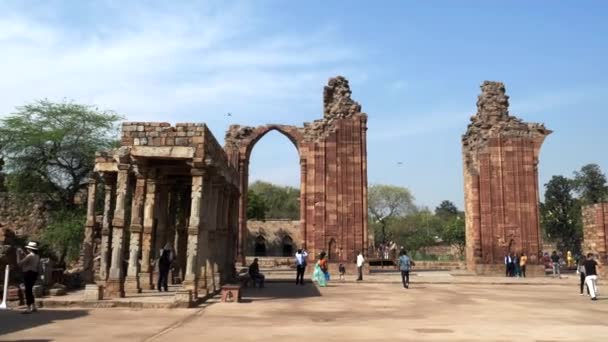 Coup de feu à la carabine se réveillant parmi les ruines de minar de baignoire à delhi, Inde — Video